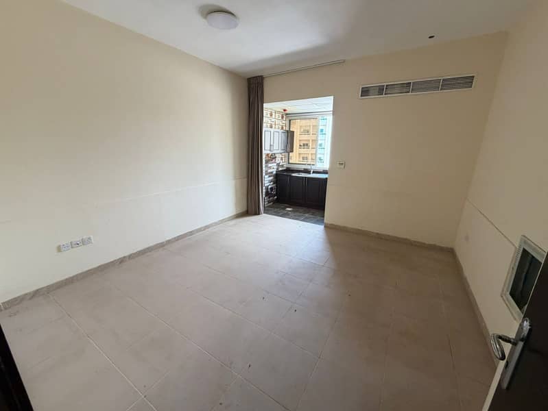 Separate kitchen – Spacious area – Central air conditioning – Prime location – Easy access