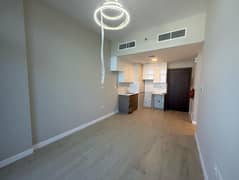 غرفتي نوم في الطابق العلوي | إطلالات على المسبح والمدينة | شرفة