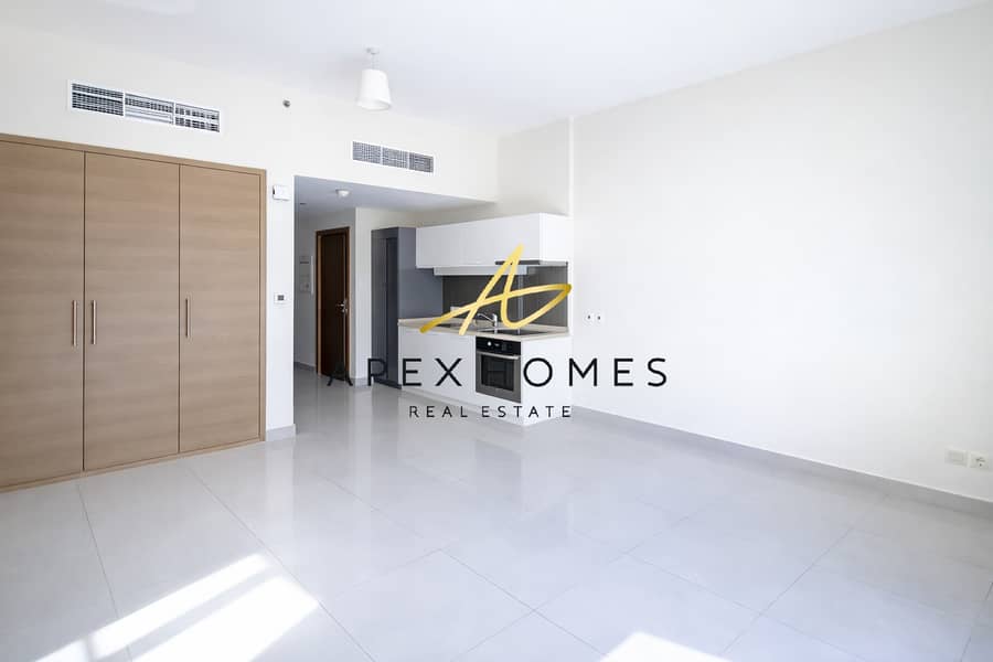 Direct Boulevard Access | Balcony | VOT Direct Boulevard Access | Balcony | VOT