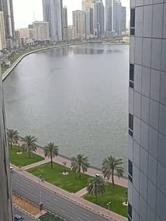 بدون عموله للبيع شقه غرفتين وصاله مع بلكون بالمطبخ وموقف سياره بمنطقة المجاز بكورنيش المجاز بدون عموله