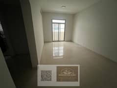 شقة 3 غرف وصالة بمطبخ مجهز | موقع مميز وقريب من مخرج دبي