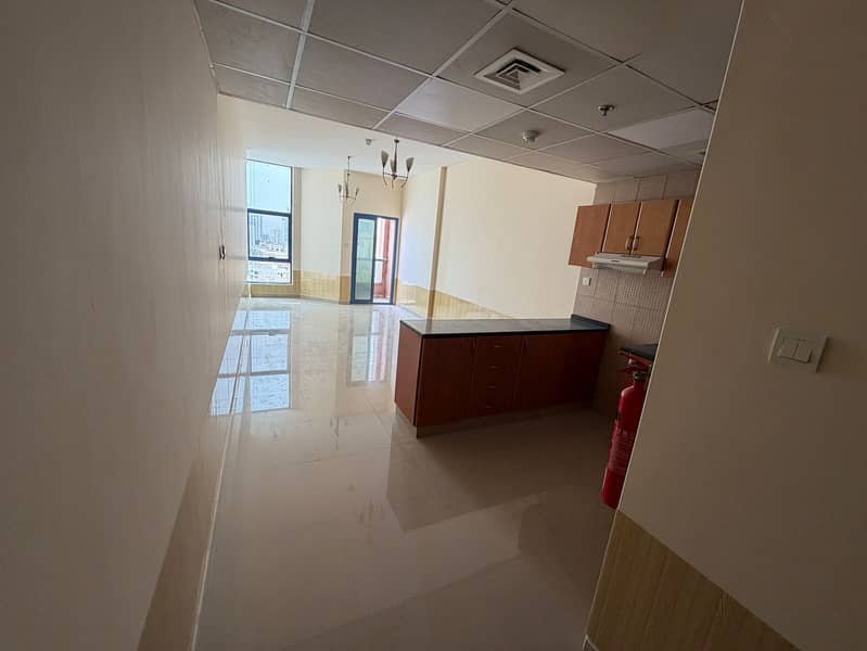Studio apartment in Al Nuaimiya Tower, Ajman - Central air conditioning - Family accommodation - Separate American-style kitchen - Balcony