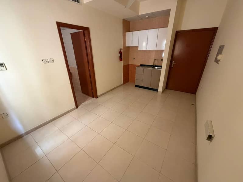 Second resident _ clean building _ central air conditioning _ suitable space _ families _ distinguished location for services