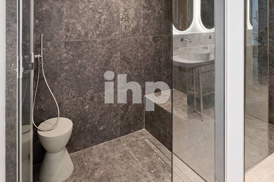 16 Bathroom. jpg