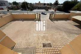 موظفين فقط | فيلا 6 غرف نوم ماستر+ غرفه خادمه | حوش كبير |