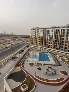 شقة بغرفة نوم واحدة | برج روكان C | إطلالات على المسبح والمدينة | خيارات مفروشة