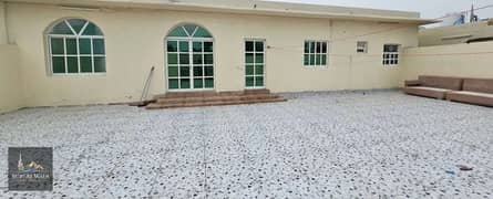 بيت عربي بالجزات / الشارقة للايجار بمساحة واسعة