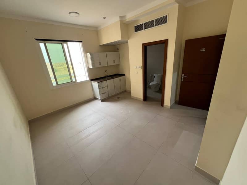 High behind the Al-Aaliyah house, a studio apartment for annual rent second occupancy,suitable for familie. Central air conditioning maintenance inclu