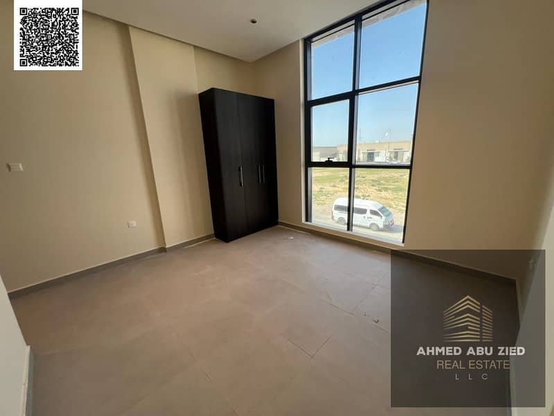 Elegant brand-new apartment with 2 bedrooms, a spacious living room, equipped kitchen, and 2 bathrooms. Full maintenance by landlord, close to all ser