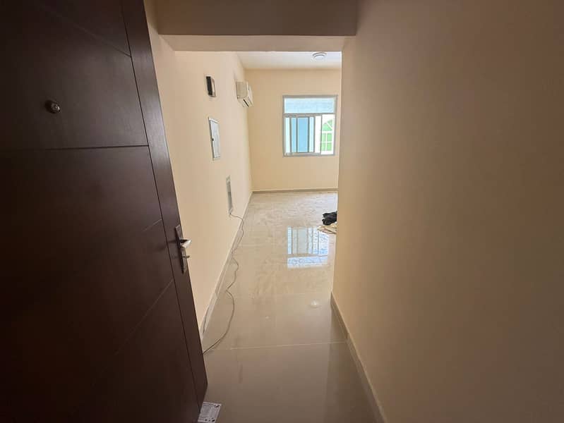 Spacious living area – Natural light – Split air conditioning – Quiet location – Close to services – Comfortable living environment – Easy access.