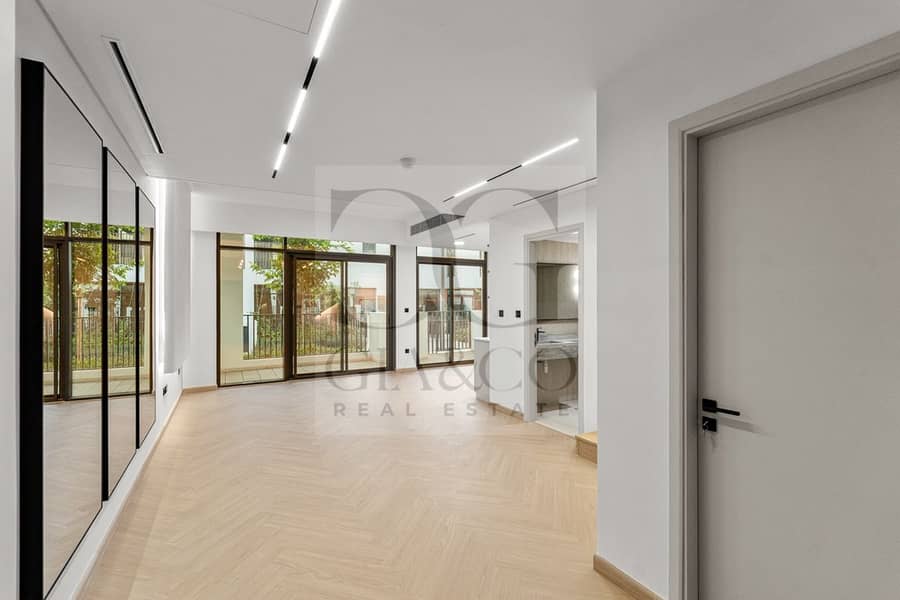 Stylish Townhouse | Upgraded| Prime Location Stylish Townhouse | Upgraded| Prime Location