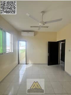 تتميز بتصميم عملي مع صالة منفصلة، بالإضافة إلى بلكونة بإطلالة جيدة، وموقع استراتيجي قريب من مخرج دبي وشرطة الحميدية، مما يجعلها خيارًا مناسبًا