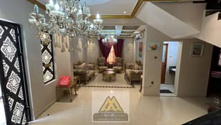 تتكون الفيلا من 5 غرف نوم، بالإضافة إلى مجلس واسع وصالتين معيشة، مما يوفر مساحات متعددة للاستخدام العائلي والاستقبال. كما تحتوي على غرفة خادمة، وحوش د