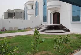 فيلا للإيجار في منطقة العذرة بموقع مميز ومساحة واسعة مناسبة للعائلات الكبيرة، الفيلا تم صيانتها بالكامل وجاهزة للسكن مباشرة، وتتميز بتصميم عملي يوفر ا