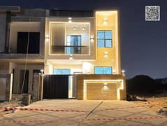 فيلا طابقين وروف بسعر شامل رسوم التسجيل والتمليك على الشارع الرئيسي جاهزة للسكن في أرقي مناطق عجمان تملك حر لجميع الجنسيات بدون دفعة مقدمة. .