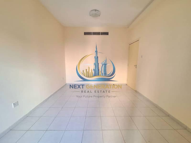 Specious 2BHK with balcony Near to sahara center available