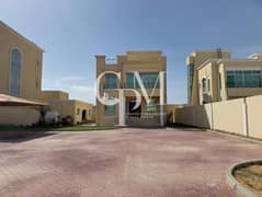 فيلا مستقلة مع حوش واسع وملحق | مواقف داخل الفيلا |غرفة سائق | جاهزة للسكن