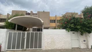 أجمل فيلا عائليه للايجار في الشارقه شرقان ضاحيه الحيره 4 غرف وصاله - مساحه واسعه - تكييف مركزي - حديقه موقع مميز مناسب للعائلات