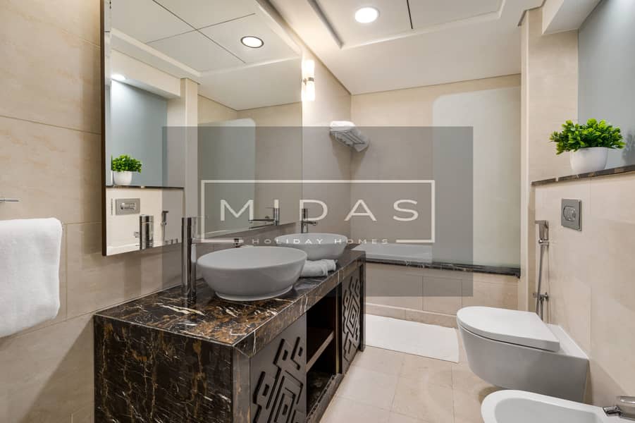 5 Bathroom with bath tub. jpg