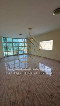 متاح للإيجار فيلا مميزة في منطقة العزرة بالشارقة (زاوية)، مجددة بالكامل بتشطيبات حديثة، وتتميز بمساحات واسعة تناسب السكن العائلي المريح. تقام الفيلا