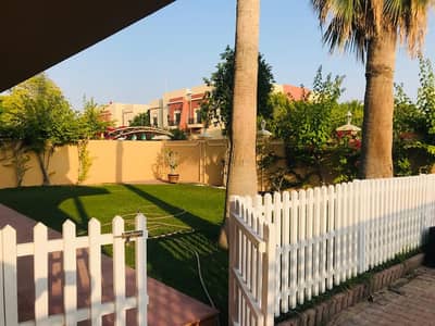 Elegant spacious 4 bed room villa with private garden in Al Safa 2 Elegant spacious 4 bed room villa with private garden in Al Safa 2