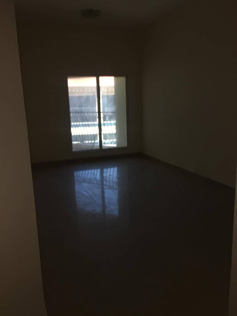 SPACIOUS 1 BEDROOM APARTMENT WITH BALCONY FOR RENT IN CBD