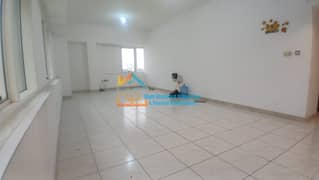 شقة في شارع حمدان 3 غرف 95000 درهم - 14909868