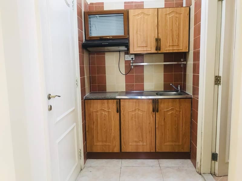 Super deluxe studio w/ covered parking/No Agent fees!