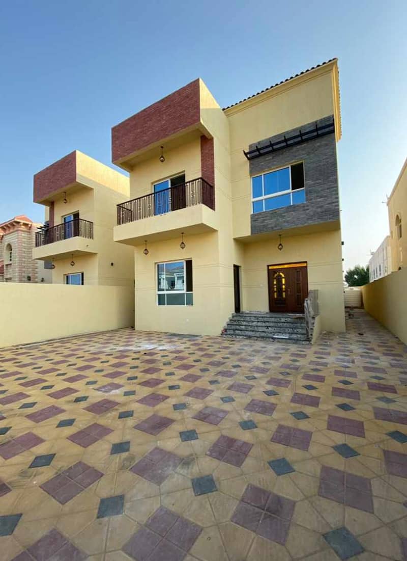 Commercial residential villa on the main street at a very attractive price close to all services