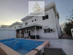 للإيجار السنوي في إمارة الشارقة منطقة شرقان فيلا مستقلة فاخرة بمساحة 6000 قدم مربع بتصميم راقٍ وموقع مميز داخل منطقة هادئة وراقية مناسبة للعائلات، الف