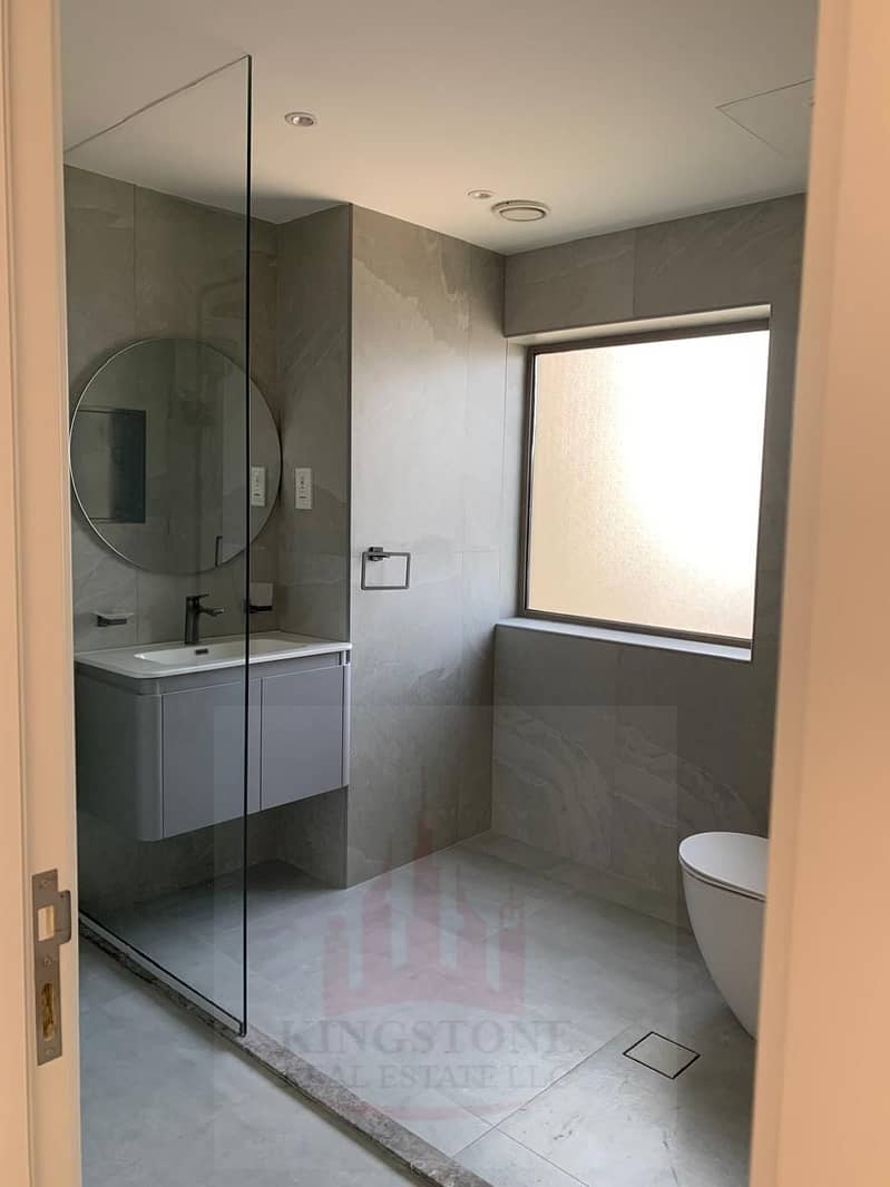 7 washroom. jpg