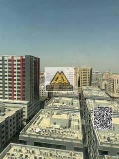 الشقة تتميز بتصميم عملي ومساحة جيدة مع وجود موقف سيارة خاص بالإضافة إلى أنها مفروشة بالكامل مما يجعلها جاهزة للسكن أو التأجير مباشرة