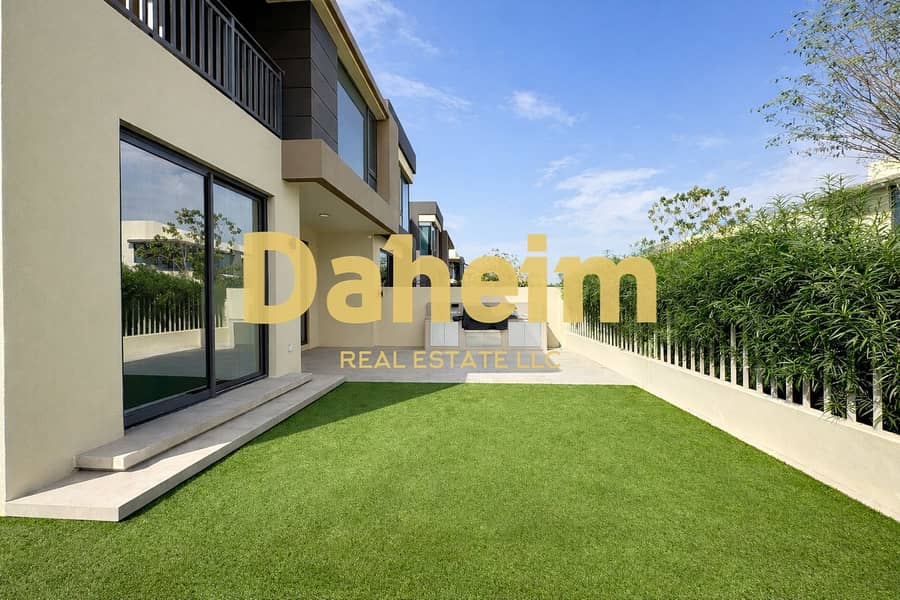 6 Modern backyard with outdoor kitchen. jpg