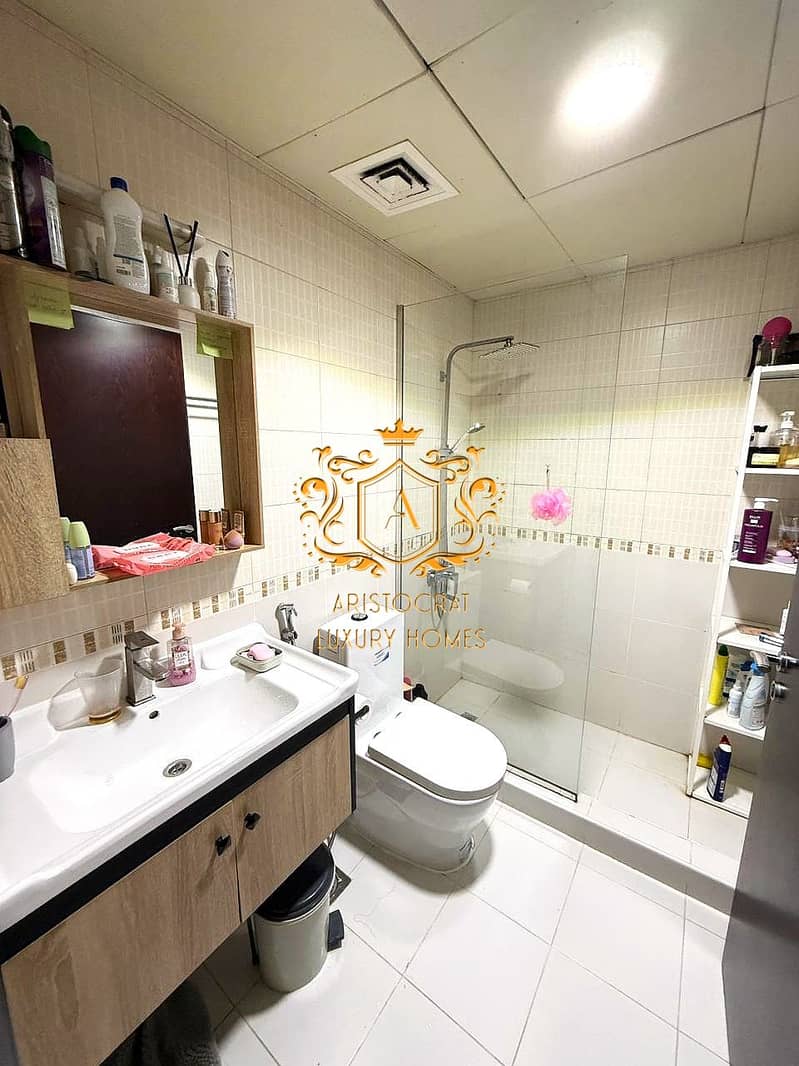 13 Bathroom 01. jpeg