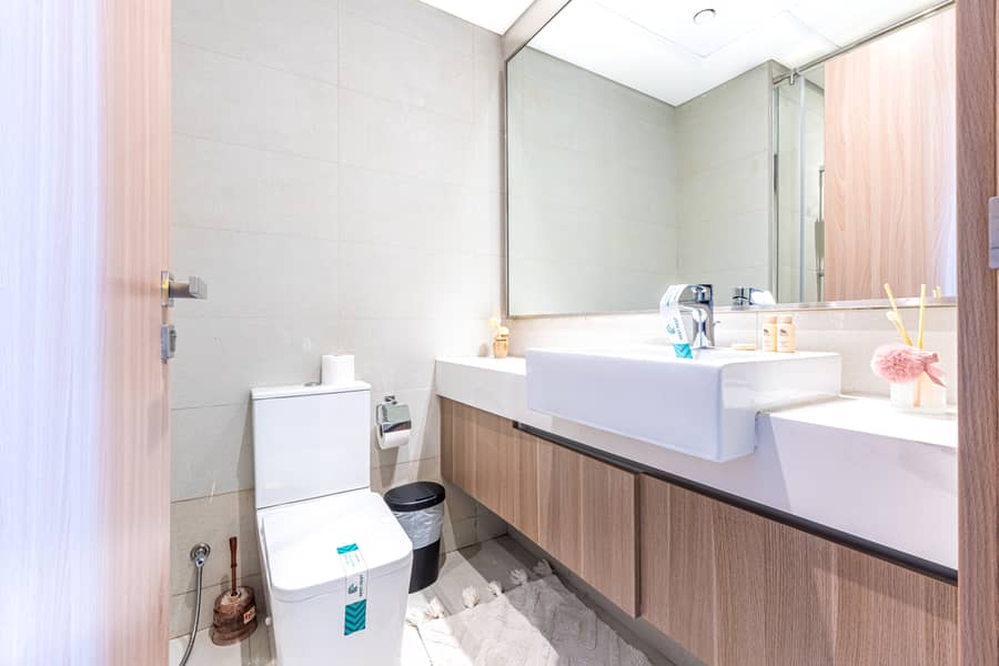 10 Washroom 1. jpg