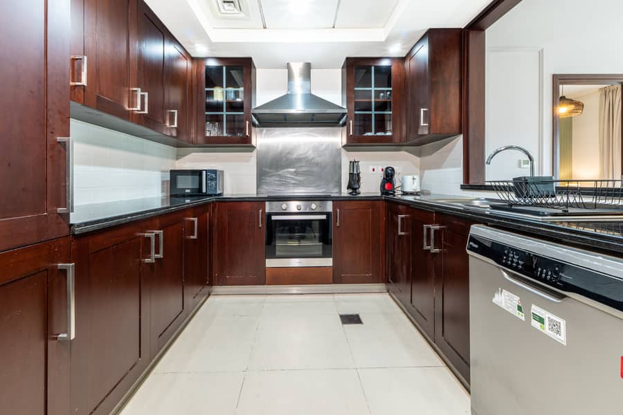 10 Kitchen 1. jpg