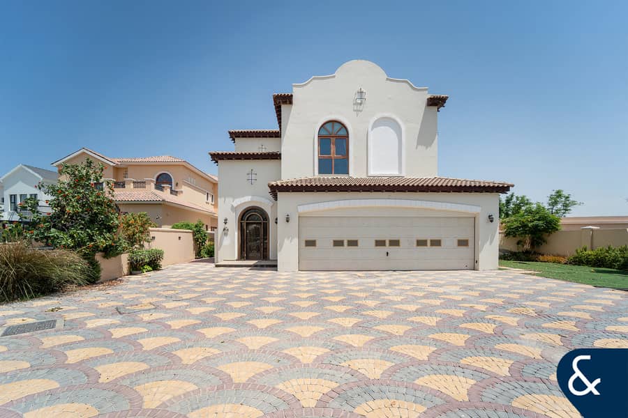 New Listing - Large Corner Plot - Private New Listing - Large Corner Plot - Private
