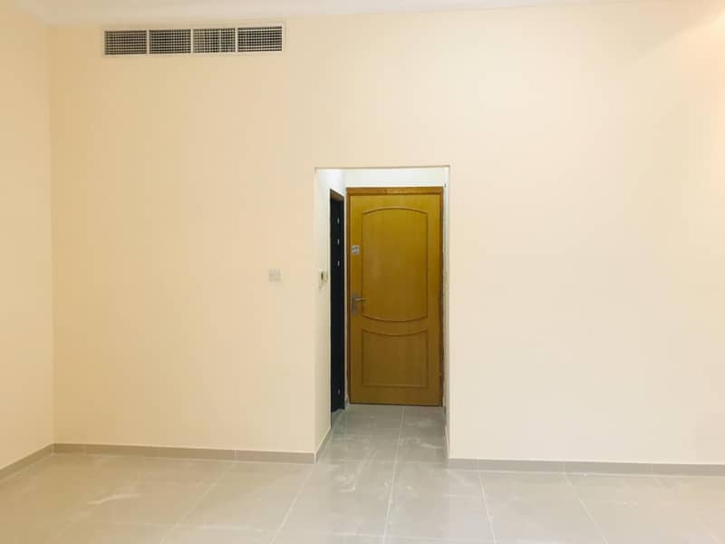شقة في شارع الظفرة المشرف 38000 درهم - 4432571