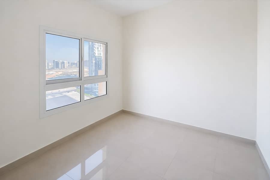 3 Empty room with city view. png