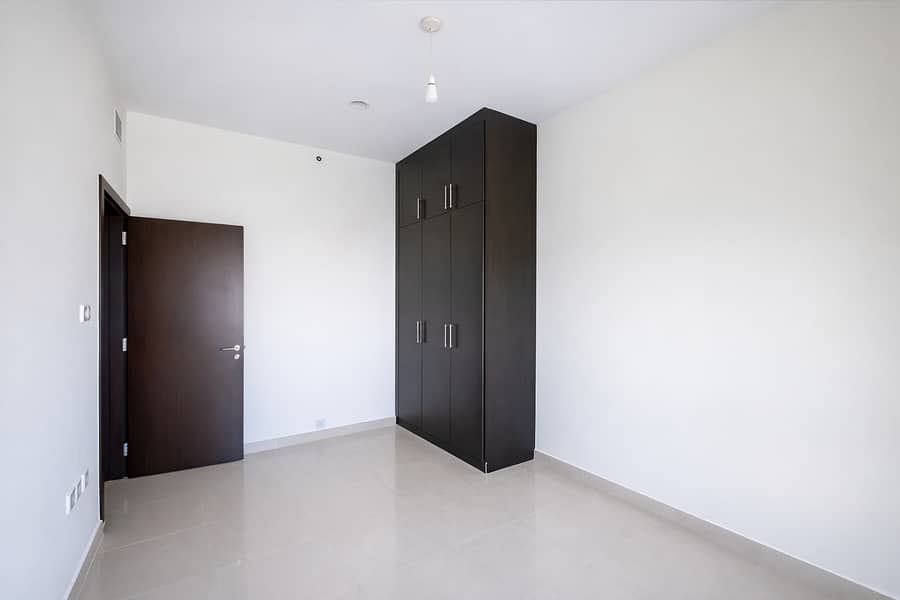 4 Modern empty bedroom with sleek furnishings. png