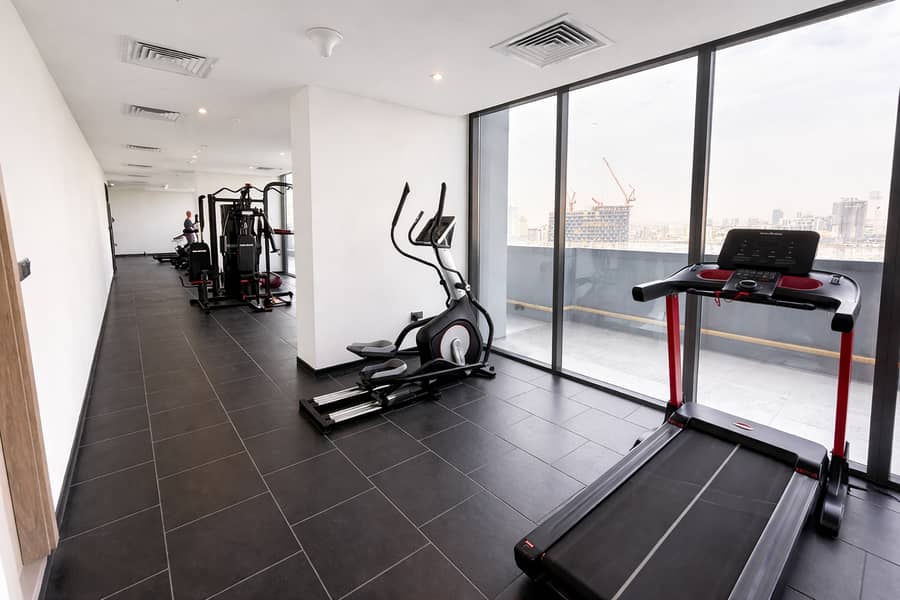 12 Modern gym with city view. png