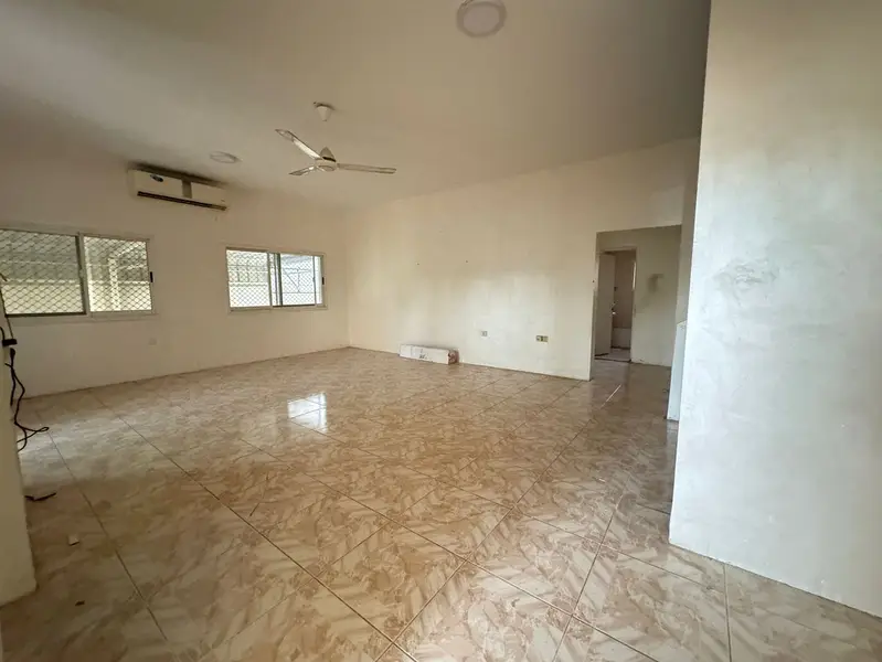 Largest villa for annual rent in Sharjah, Al Fayha, residential or commercial. Spacious living room, 5 bedrooms, 5 bathrooms, large main kitchen, laun - View 2
