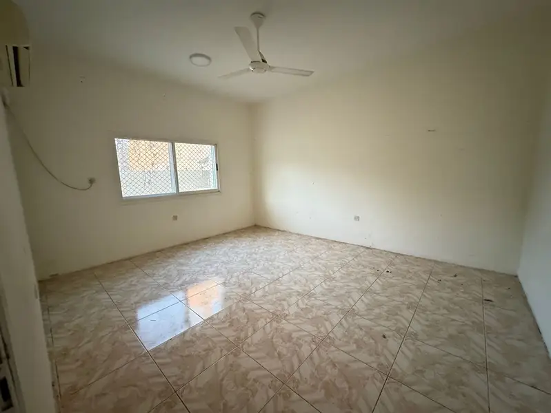 Largest villa for annual rent in Sharjah, Al Fayha, residential or commercial. Spacious living room, 5 bedrooms, 5 bathrooms, large main kitchen, laun - View 4