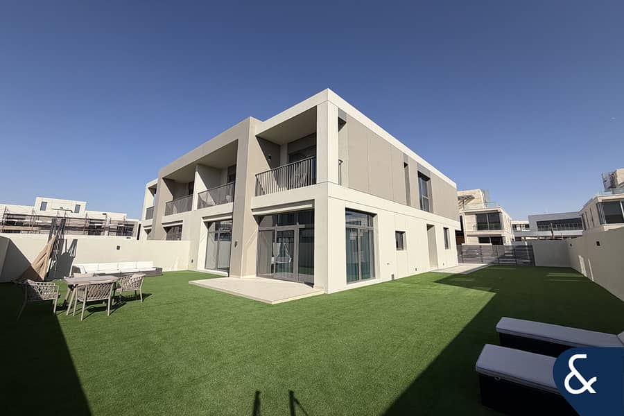Single Row | OP Deal | Backing Green | 5 Bed Single Row | OP Deal | Backing Green | 5 Bed