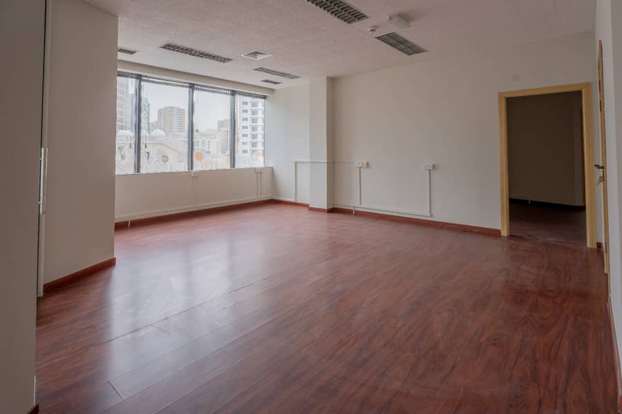 Commercial office, partitioned, in Al Majaz 2 | Free AC | Sea view overlooking Al Majaz Lake | Near Al Wahda Street | 6 months free on the contract - Изглед 2