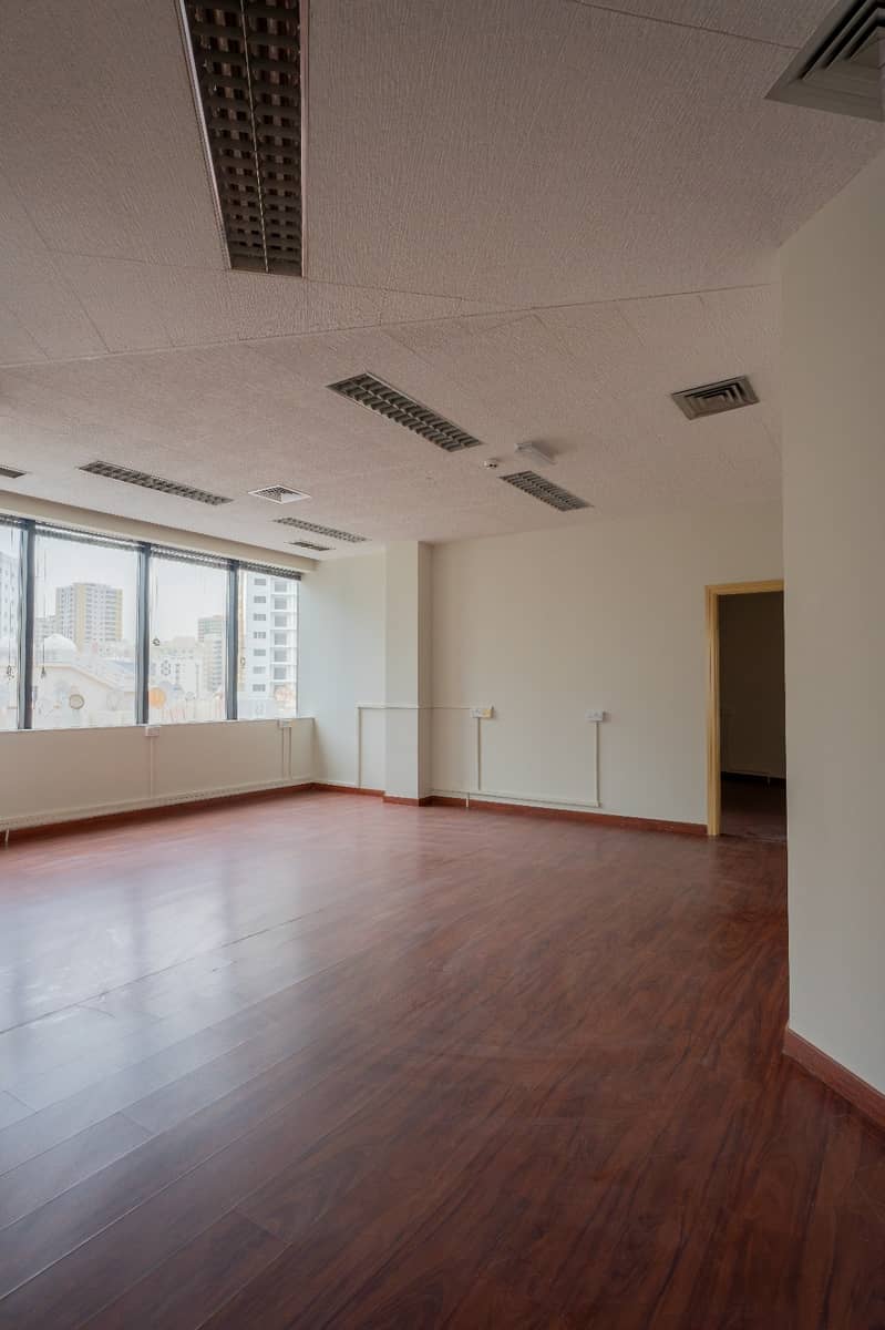 Commercial office, partitioned, in Al Majaz 2 | Free AC | Sea view overlooking Al Majaz Lake | Near Al Wahda Street | 6 months free on the contract - Изглед 4