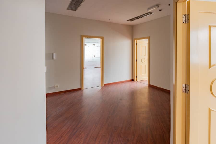 Commercial office, partitioned, in Al Majaz 2 | Free AC | Sea view overlooking Al Majaz Lake | Near Al Wahda Street | 6 months free on the contract - Изглед 6