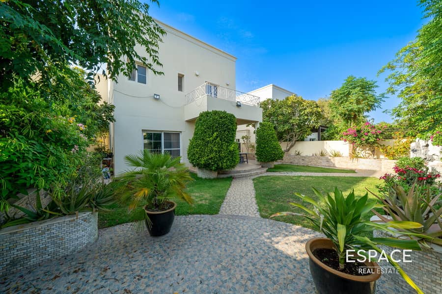 Best Priced Deema |Opposite Park and Pool Best Priced Deema |Opposite Park and Pool