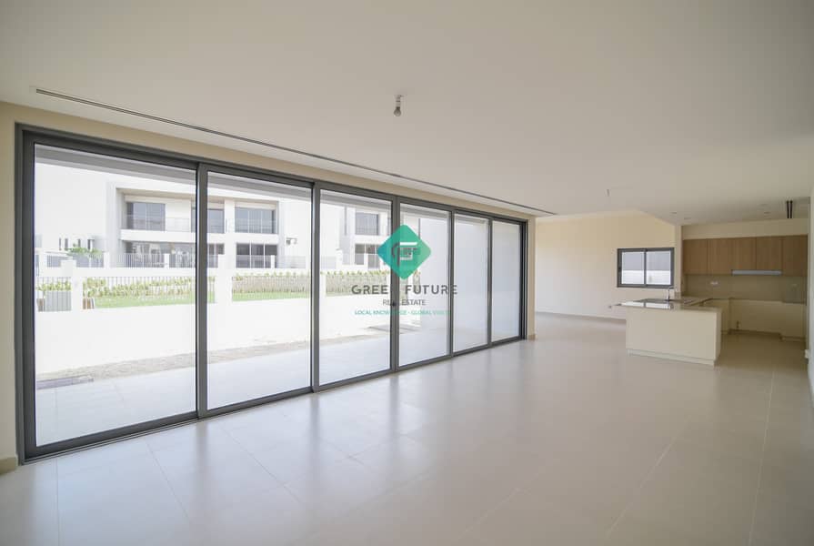 Beautiful Corner Plot Vacant Ready to Move In Beautiful Corner Plot Vacant Ready to Move In