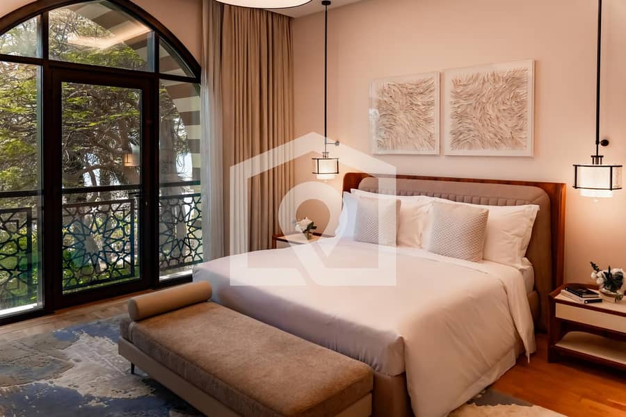 2 Jumeirah Zabeel Saray_Rooms_Five Bedroom Marina Skyline View Villa Master Bedroom. jpg